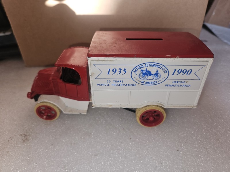 1926 Die-cast DELIVERY TRUCK BANK REPLICA 0F 1926 MACK BULLDOG. RH22