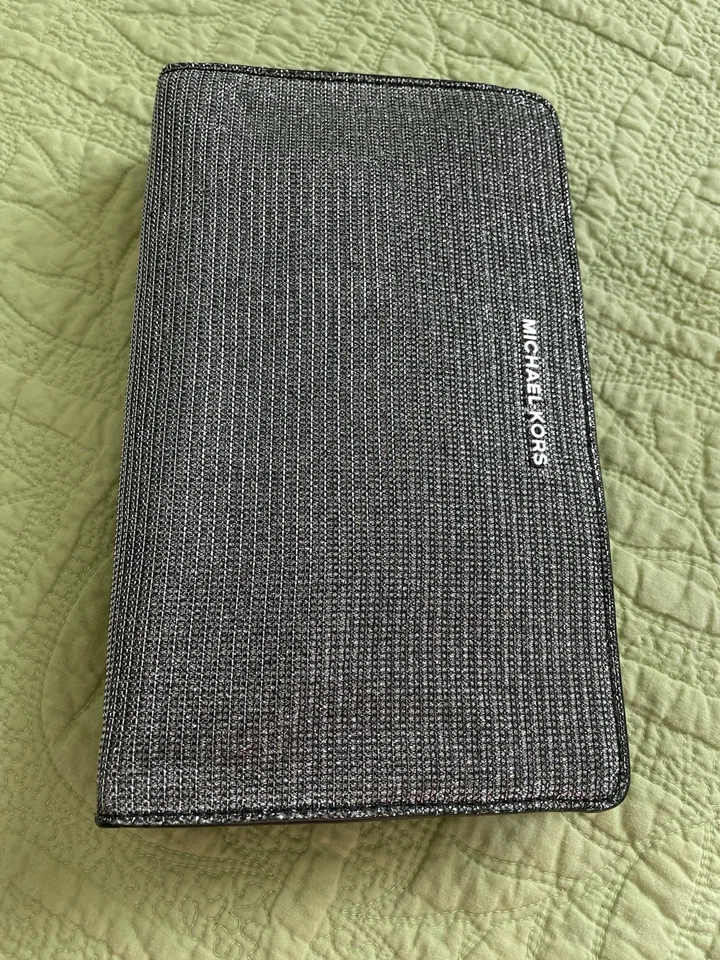 Bolso sin asas/bross Michael Kors plateado metálico de noche. Nuevo con etiquetas. Foto 3 de 4