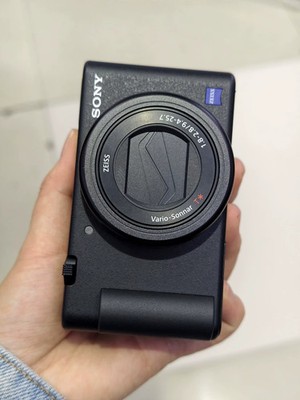 Sony ZV-1 20.1MP Compact Digital Camera Side flip-out 3.0  LCD screen