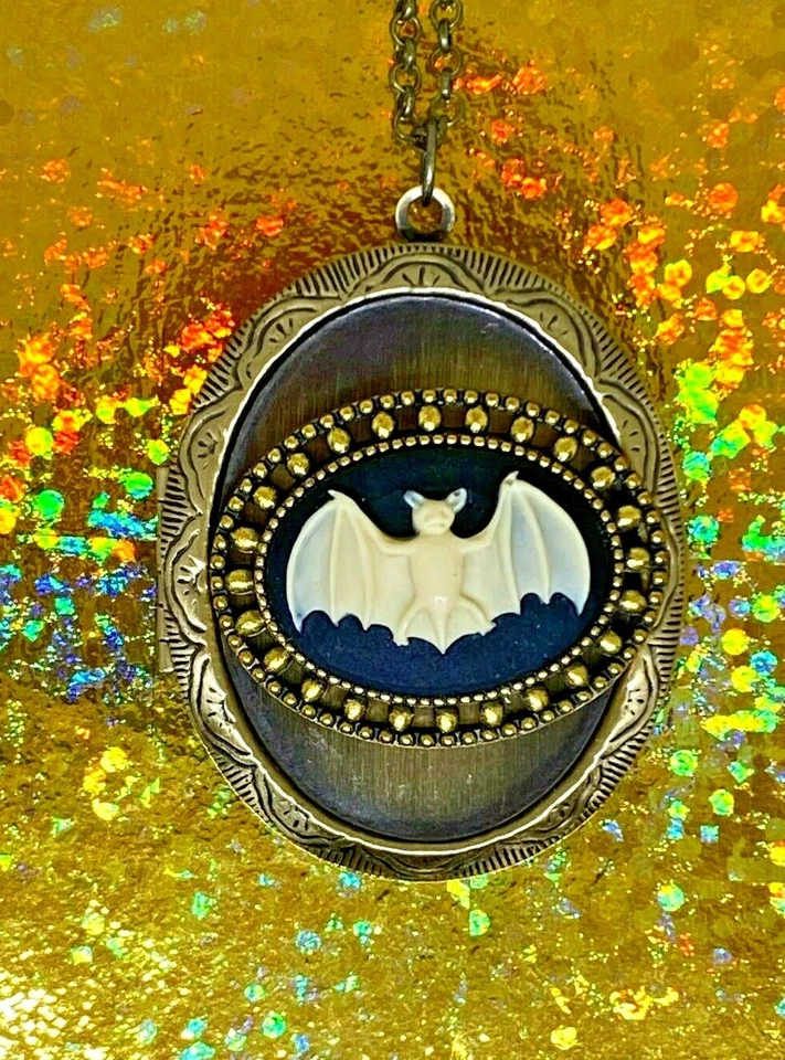 Collar medallón grande de latón dorado camafeo de murciélago gótico fotos Rockabilly bronce Foto 4 de 4