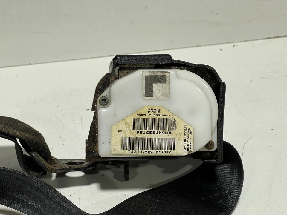 Retractor de cinturón de seguridad macho delantero de fábrica para conductor izquierdo Jeep Wrangler TJ 2003-2006 Foto 3 de 4