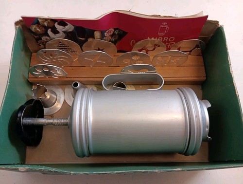 Vintage MIRRO Cooky-Pastry Press (Cookie) 358-AM, 10 Discs, 3 Tips, Wood Holder - Picture 2 of 2