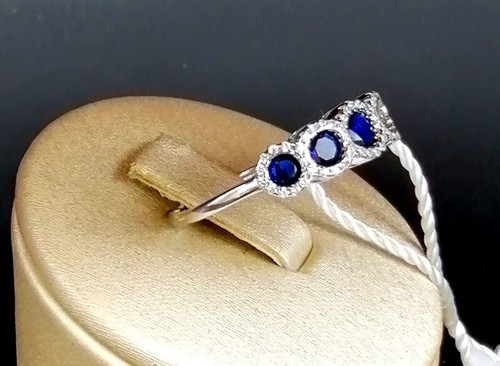 ANELLO VERETTA IN ORO BIANCO 18 KT. TIT. 750 CON ZAFFIRI E BRILLANTI. - Foto 3 di 6