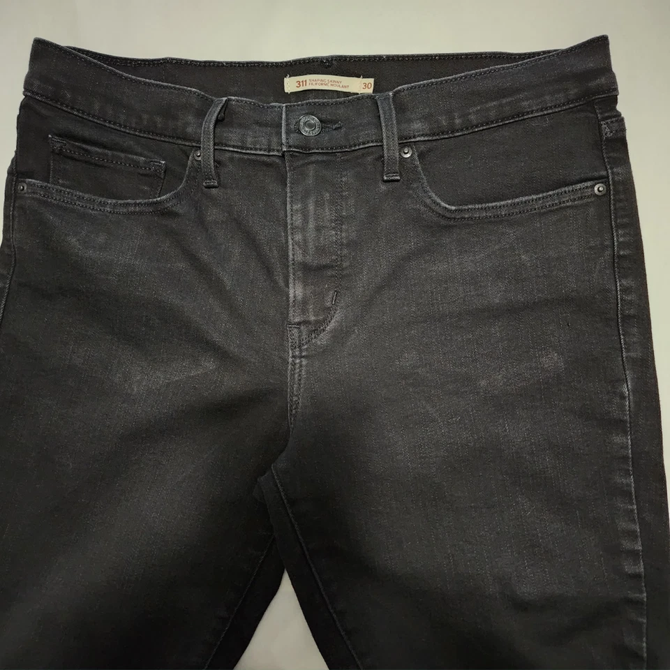 Pantalones de mezclilla ajustados Levi's 311 negros lavados de tiro alto | Para mujer 30 Foto 3 de 4