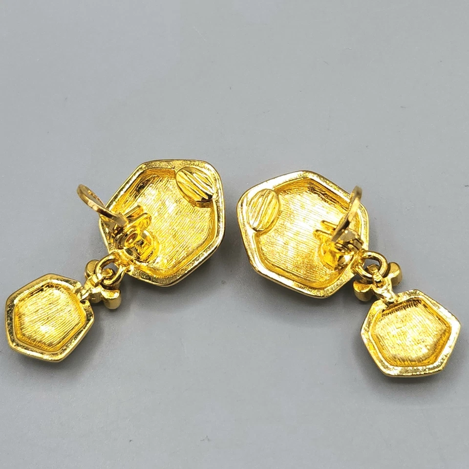 Brincos com clipe pendente de gota tom dourado âmbar fosco e vidro vermelho assinado Monet - Imagem 3 de 4