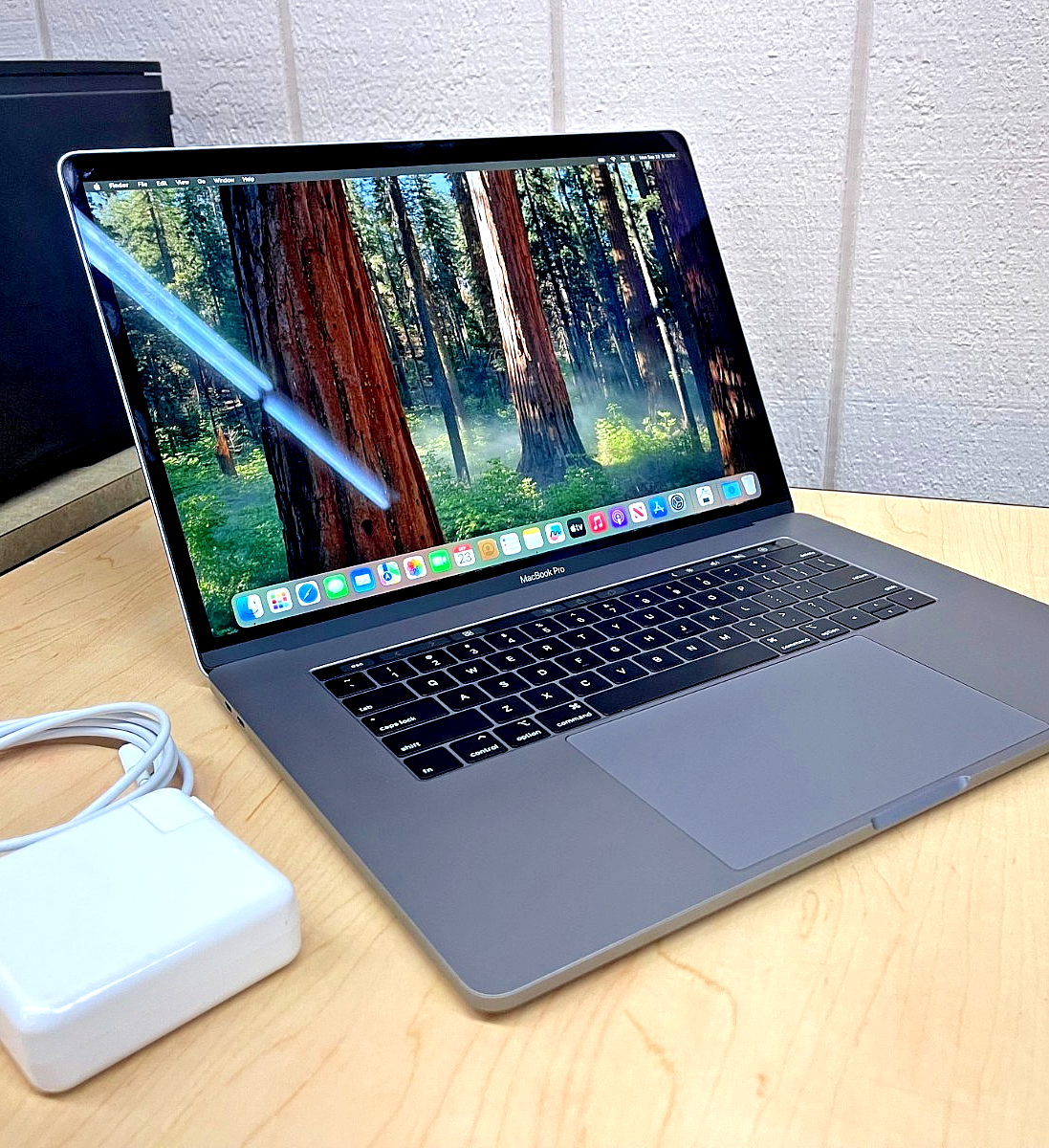 2018 Apple MacBook Pro 15.4 Touch Bar i7 16GB 512GB 560X New