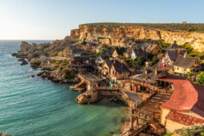 Berühmtes Popeye-Dorf in Anchor Bay, Mellieha, Malta. Türkisfarbenes Meerwasser 