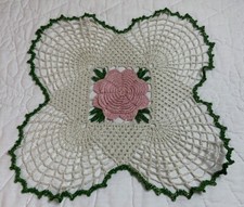 Centrino vintage fatto a mano all'uncinetto, quadrato, disegno fiore centrale, rosa, bianco, oro