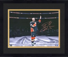 Framed Ryan Getzlaf Anaheim Ducks Signed 16x20 Final NHL Game Salute Photo