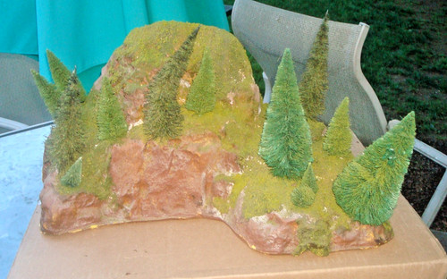 HO SCALE. FOAM MOUNTAIN w/ TREES