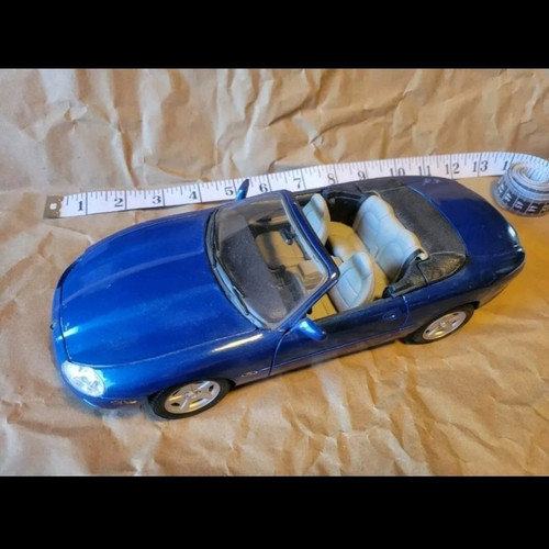 Maisto Blue Die-cast Jaguar XK 8 car with imperfections 1:18 - Bild 1 von 6