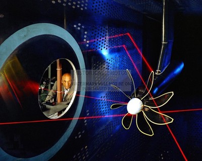 ENGINEERS TESTING SUPERSONIC WIND TUNNEL PROPELLERS 1985 8X10 PHOTO