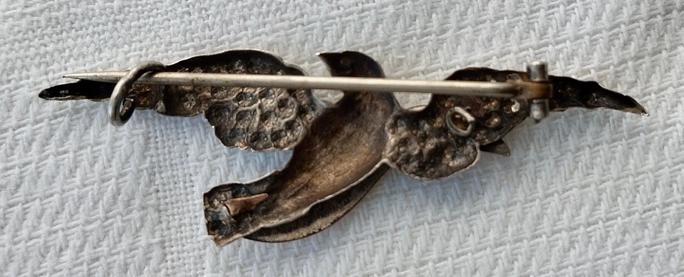 BROCHE ANCIENNE METAL ET CUIVRE SOUVENIR D'ALSACE CIGOGNE OEIL PIERRE GRENAT - Photo 2/2