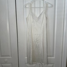 Vanity Fair Vintage Ivory white silky Lace-Trim Slip size 34-24-40 or small 2/4