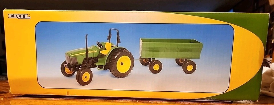 ERTL Trattore Farmall B (scala 1:16) - Giochi e Prodotti per l'Età ERTL Trattore Farmall B (scala 1:16) - Giochi e Prodotti per l'Età