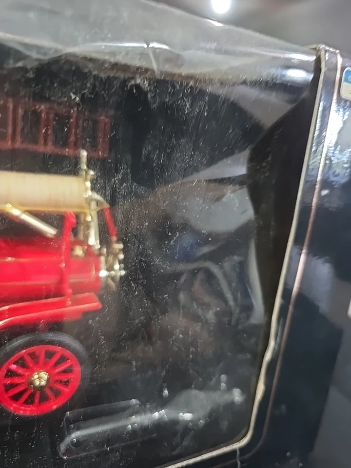 Road Signature 1914 Ford Model T Fire Engine 1:18 Diecast Fire Truck w/coin NOS - Image 2 of 4