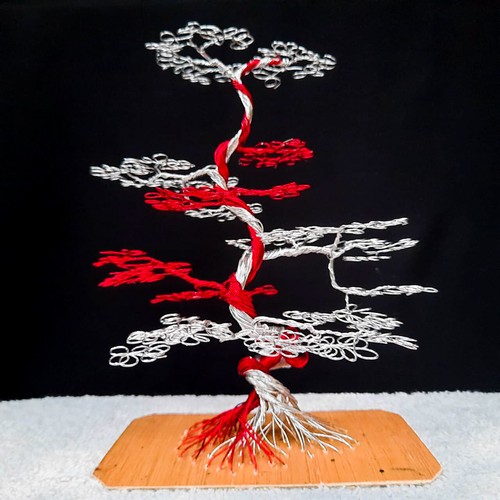Sculpture en fil d'arbre bonsaï œuvre d'art originale rouge avec décoration maison argentée. - Photo 5 sur 6