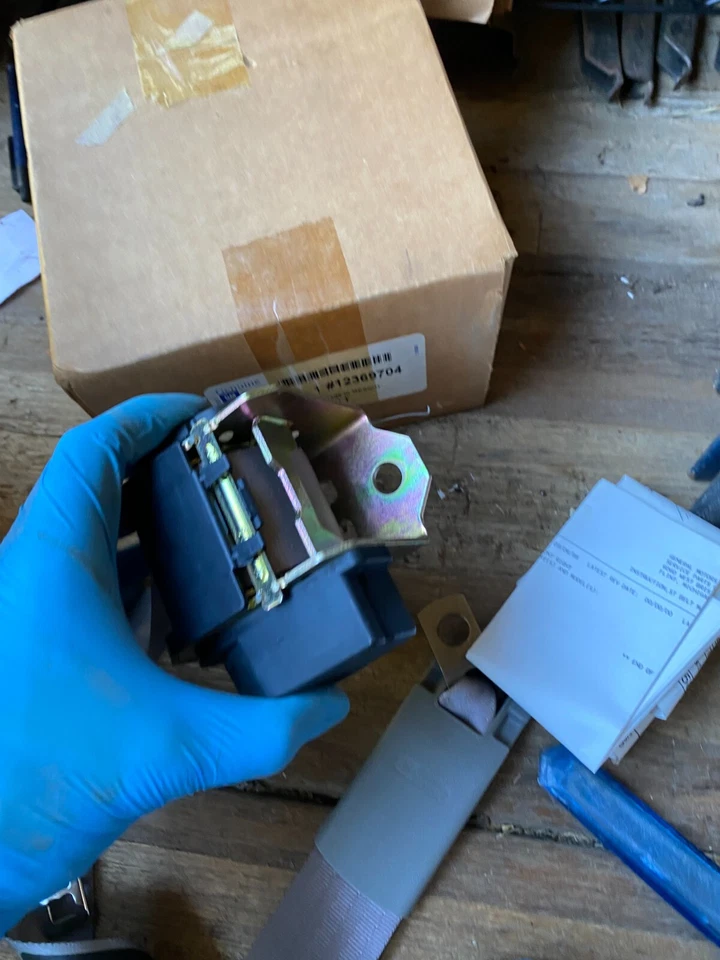 (1) Original NOS GM 1997 Chevrolet Monte Carlo Lumina RH Seatbelt Retractor Foto 4 de 4