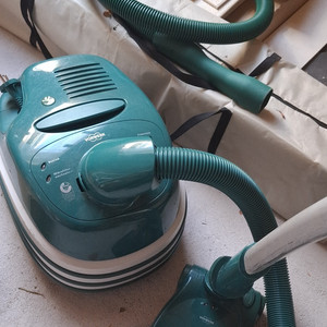 Vorwerk Tiger 260 Staubsauger mit Bodenbürste, Schlauch und Staubbeutel