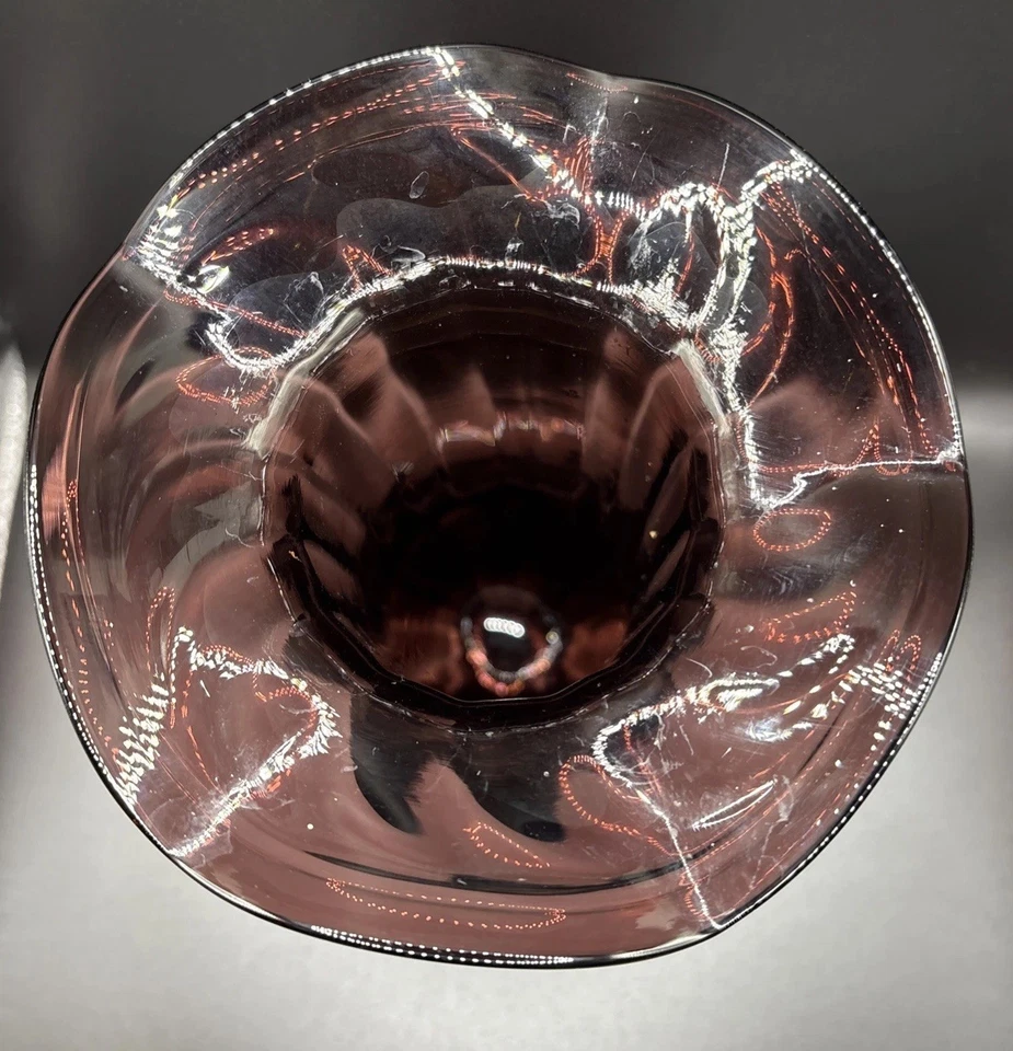 Jarrón de vidrio púrpura vintage patrón arremolinado borde prensado soplado a mano Foto 4 de 4