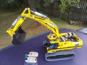 LEGO TECHNIC: Motorized Excavator (8043)AG Please Read Description 