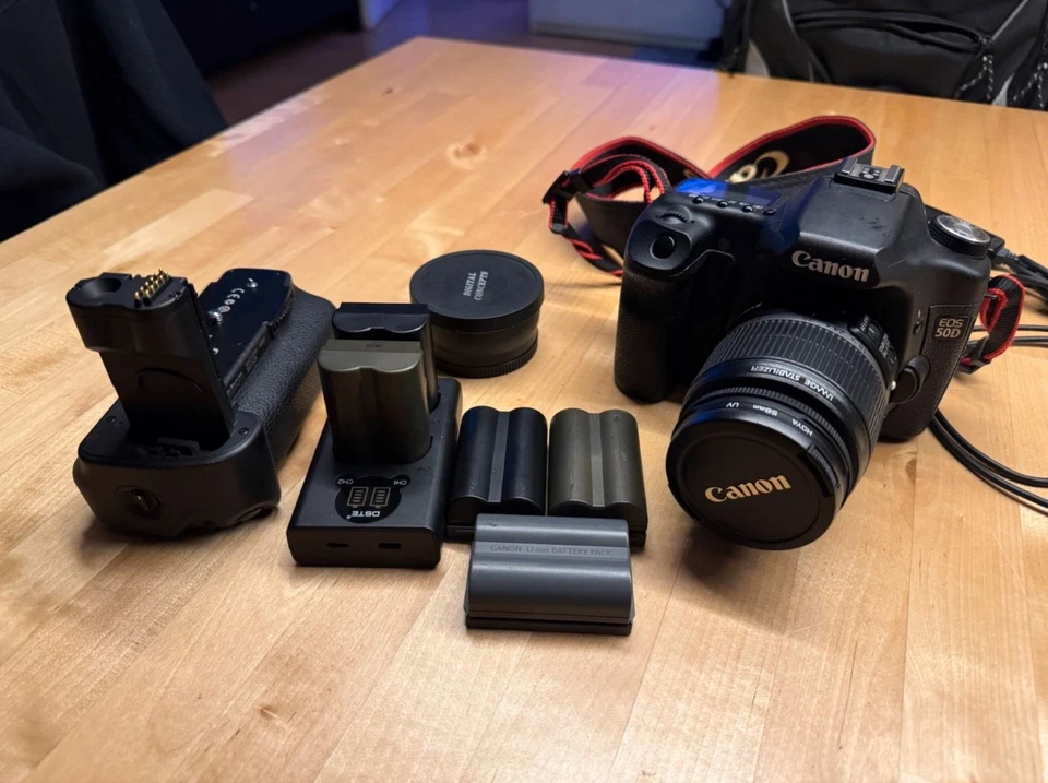 Canon EOS 50D 15MP Digital + EFS 18-55 mm + Batteriegriff