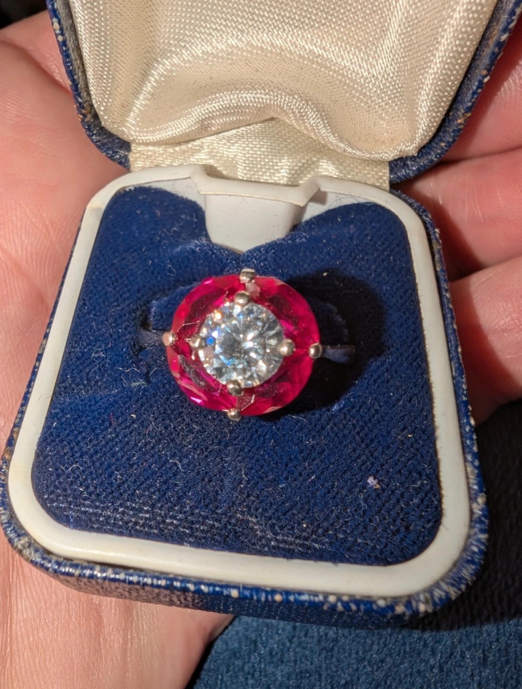 Atemberaubender Vintage im Labor gezüchteter Rubin & Diamant Bullseye Halo Ring (Größe P)