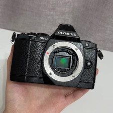 Olympus OM-D E-M5 Black Body   16MP M4/3, 5-Axis I.S. 3" Tilt OLED