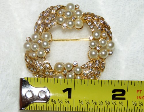Vintage Goldtone Oval Wreath Brooch Pin with Pearls & Crystal Rhinestones - Picture 10 of 12