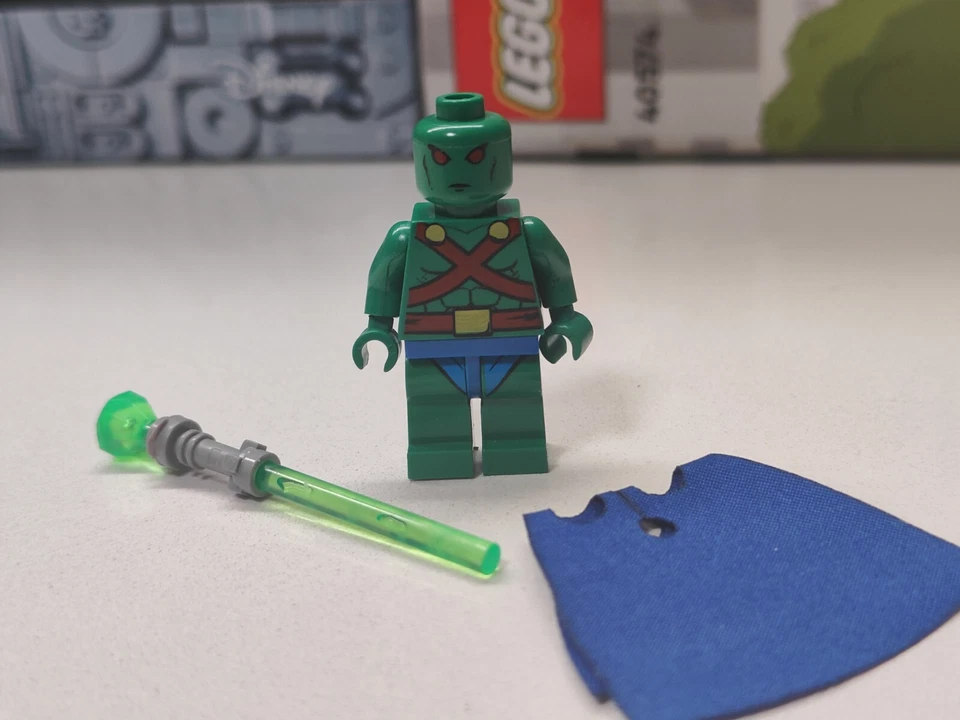 NUEVA Minifigura Lego Personalizada Martian Manhunter DC Super Heroes con Bastón Foto 2 de 2