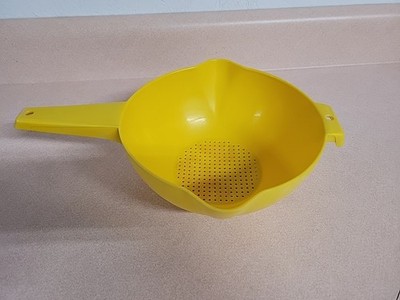 Vintage Tupperware 1523 Large Yellow 2 Quart w/Handle