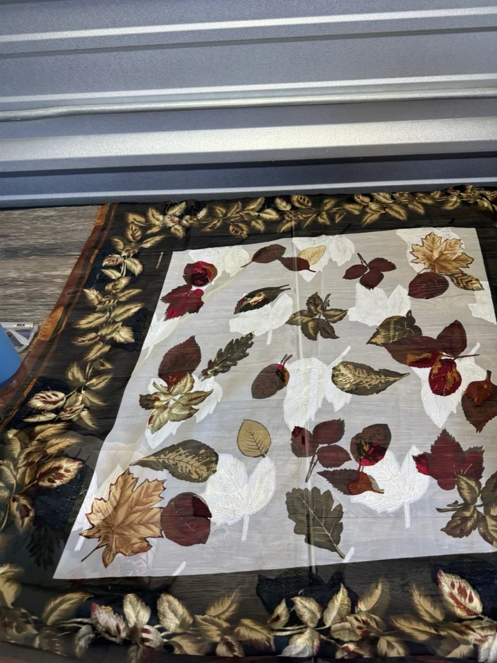 Lote de bufandas para mujer Ellen Tracy de seda roja con patrón de flores Foto 4 de 4