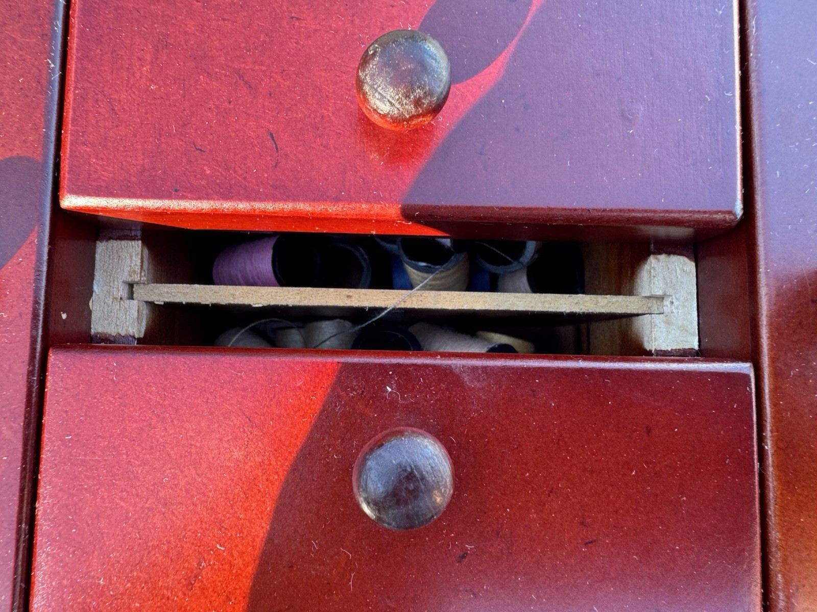 Vintage Singer Wood Sewing Box With Accordion Food Out Drawers & Lots Of Thread