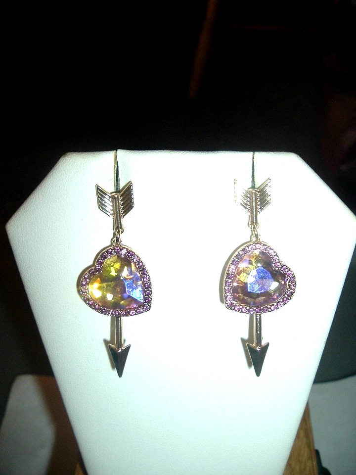 PENDIENTES Colgantes PÚRPURA PIEDRAS PRECIOSAS RELLENAS CORAZONES ARCO FLECHA Betsey Johnson Foto 2 de 4