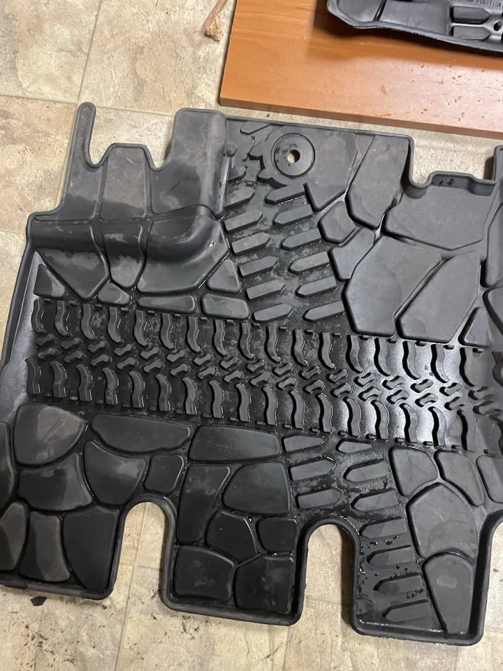 82213860 Alfombrillas negras para todo clima Jeep Wrangler JK 4 puertas (2014-2018) Mopar OEM Foto 4 de 4