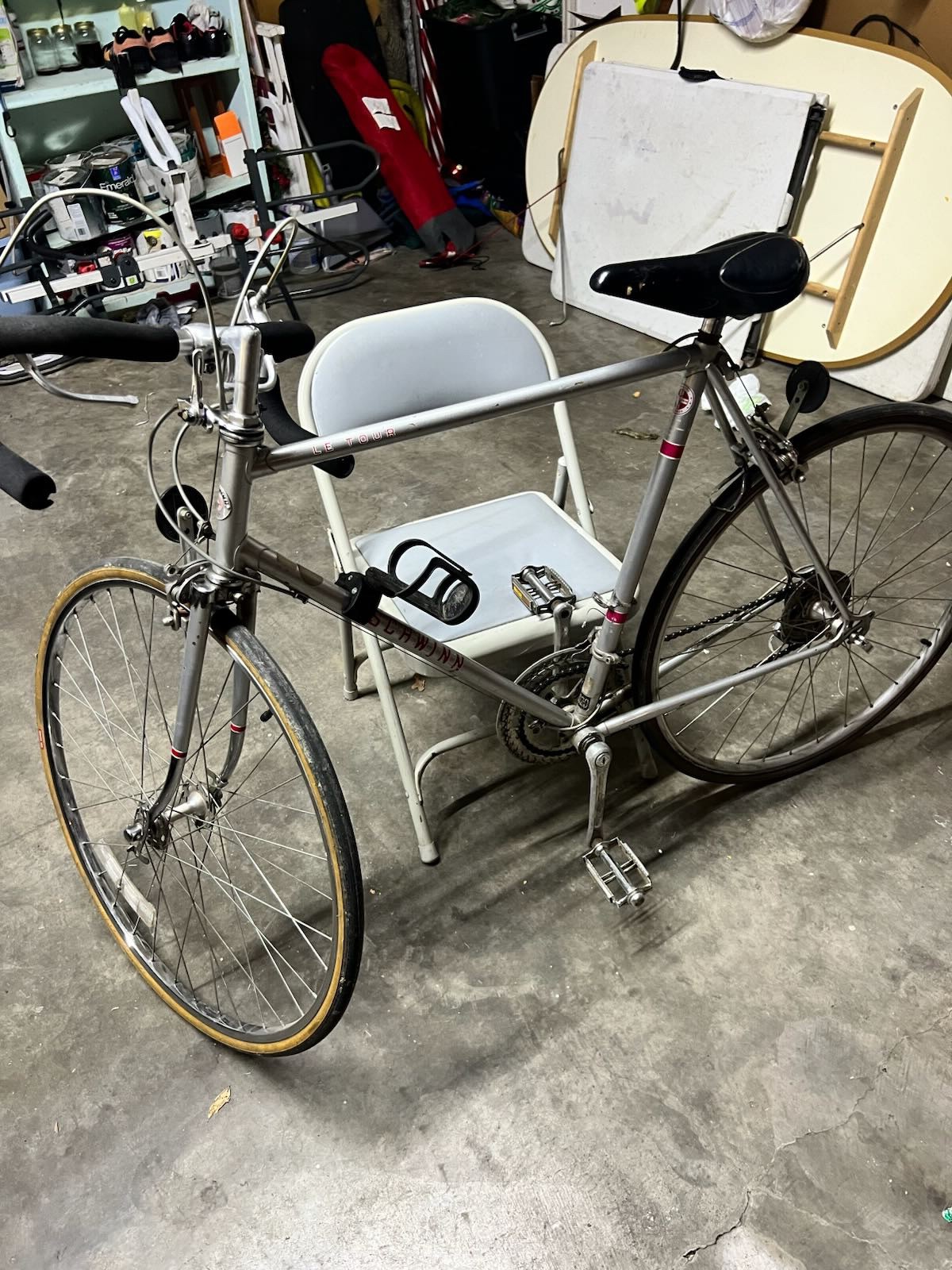 VINTAGE SCHWINN LE TOUR ROAD BIKE  (SILVER WORKS GREAT)