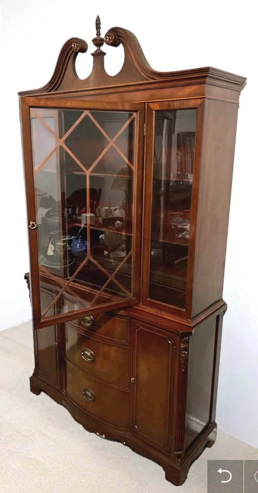 Gabinete de China de Caoba Renacimiento Federal Drexel Heritage de Colección, Circa 1950-1955 Foto 2 de 4