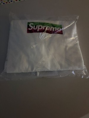 Das Shirt ist das Supreme LA Relief Tee (SS25) in Größe M neu und mit Verpackung