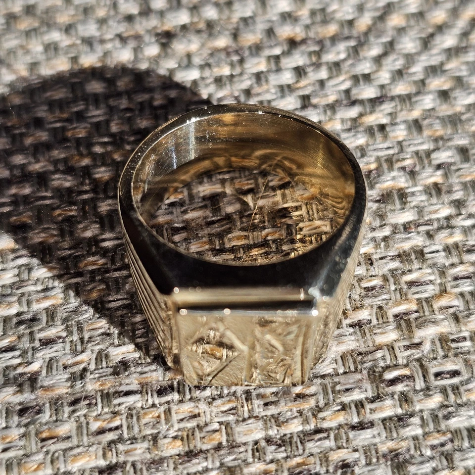 Anillo de sello vintage para hombre pesado 20 GM talla 10,5 latón macizo con marca 18K (no dorado) Foto 4 de 4