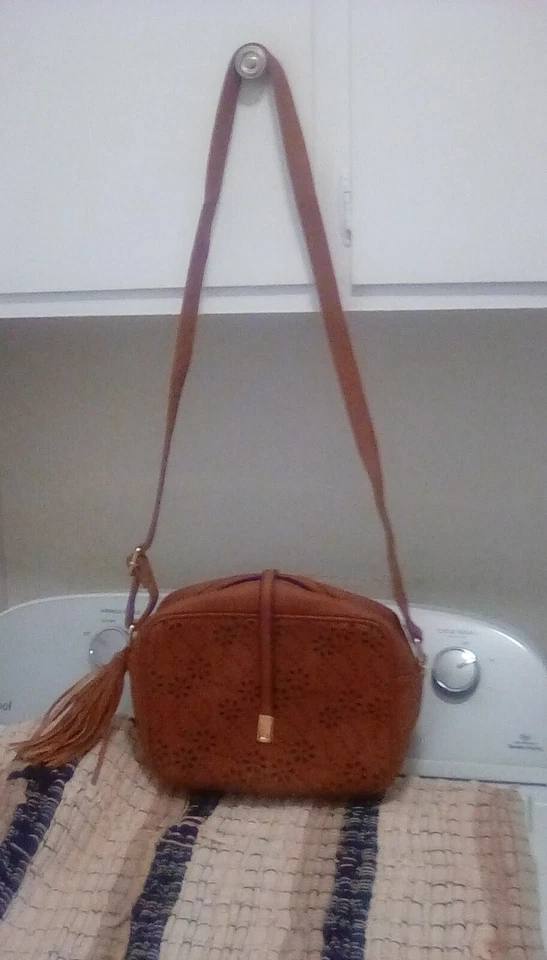 Cartera/Bolso de mano marrón caramelo con borla con diseños de recorte de flores Foto 2 de 4