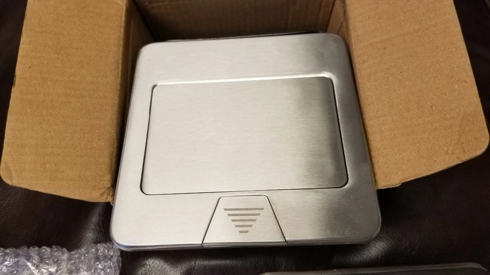 Caja de piso emergente de acero inoxidable con receptáculo GFCI Foto 2 de 4