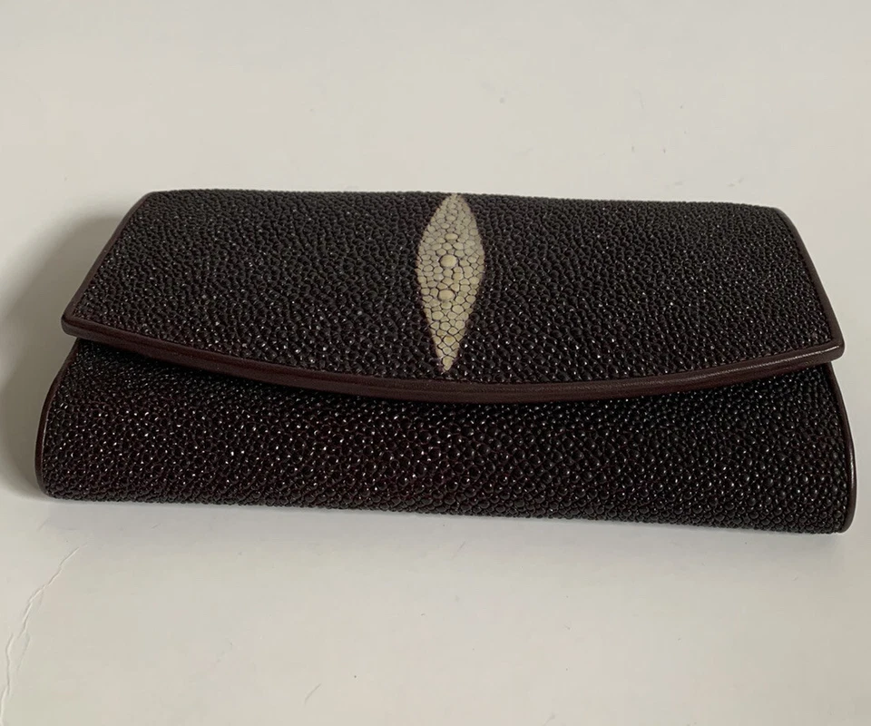 Cartera sin asas de cuero exótico de piel de raya genuina para mujer marrón Foto 2 de 4