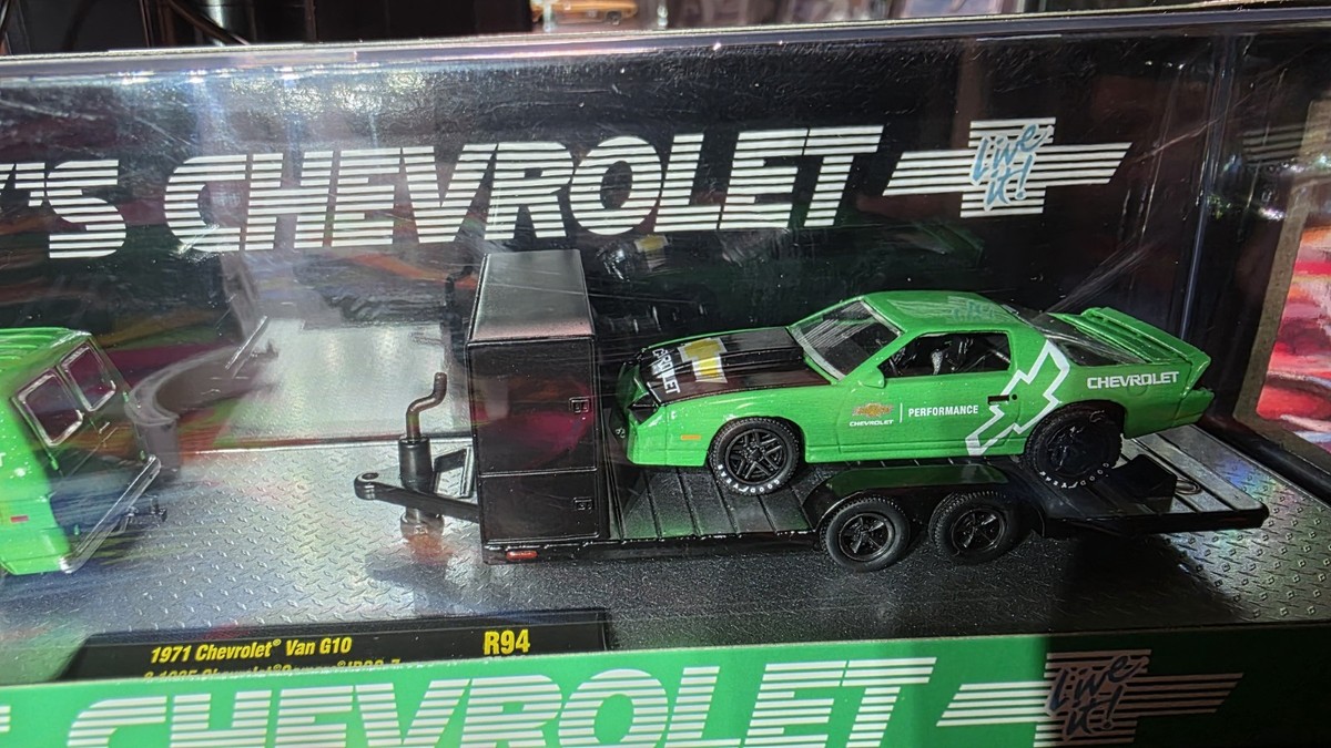 M2 Machines Auto Haulers 1971 Chevrolet Van G10 & 1985 Camaro IROC