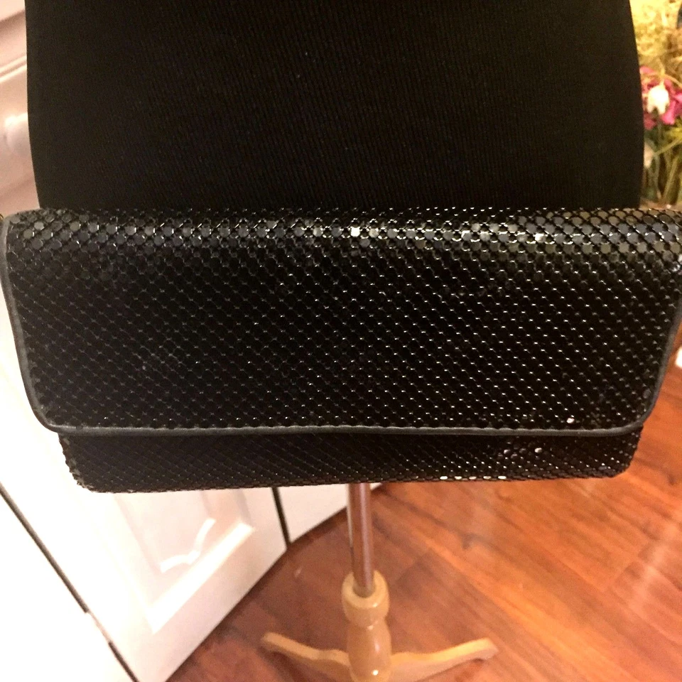 Bolsa de ombro/embreagem vintage Whiting and Davis preta malha frisada - Imagem 3 de 4