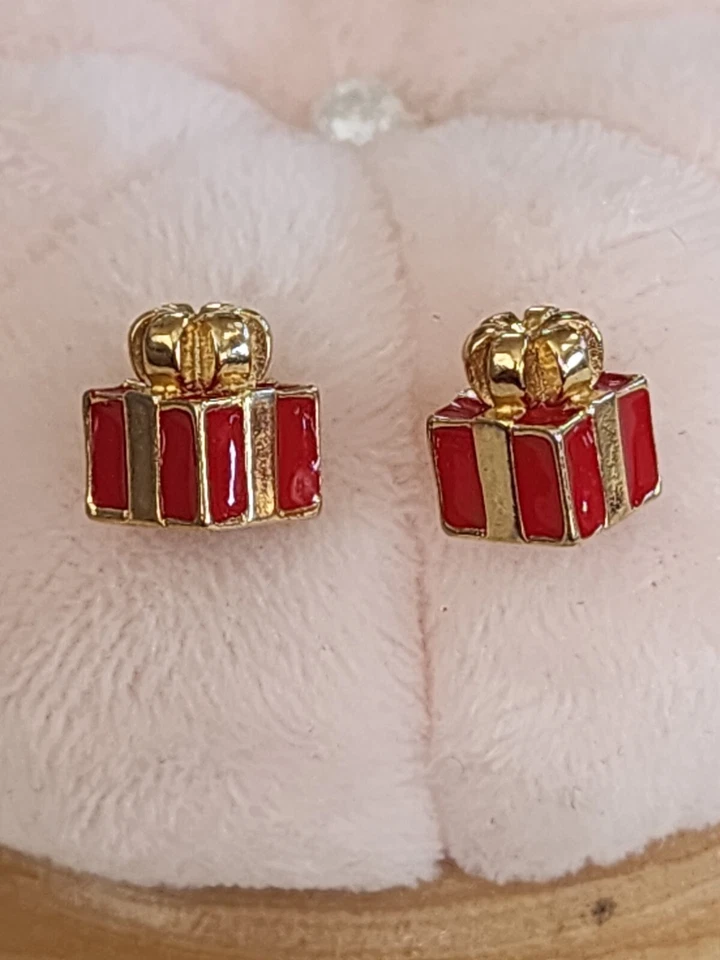 Caja de regalo firmada por AVON de colección pendientes esmalte rojo chapado en oro cubo 3D Navidad Foto 2 de 4