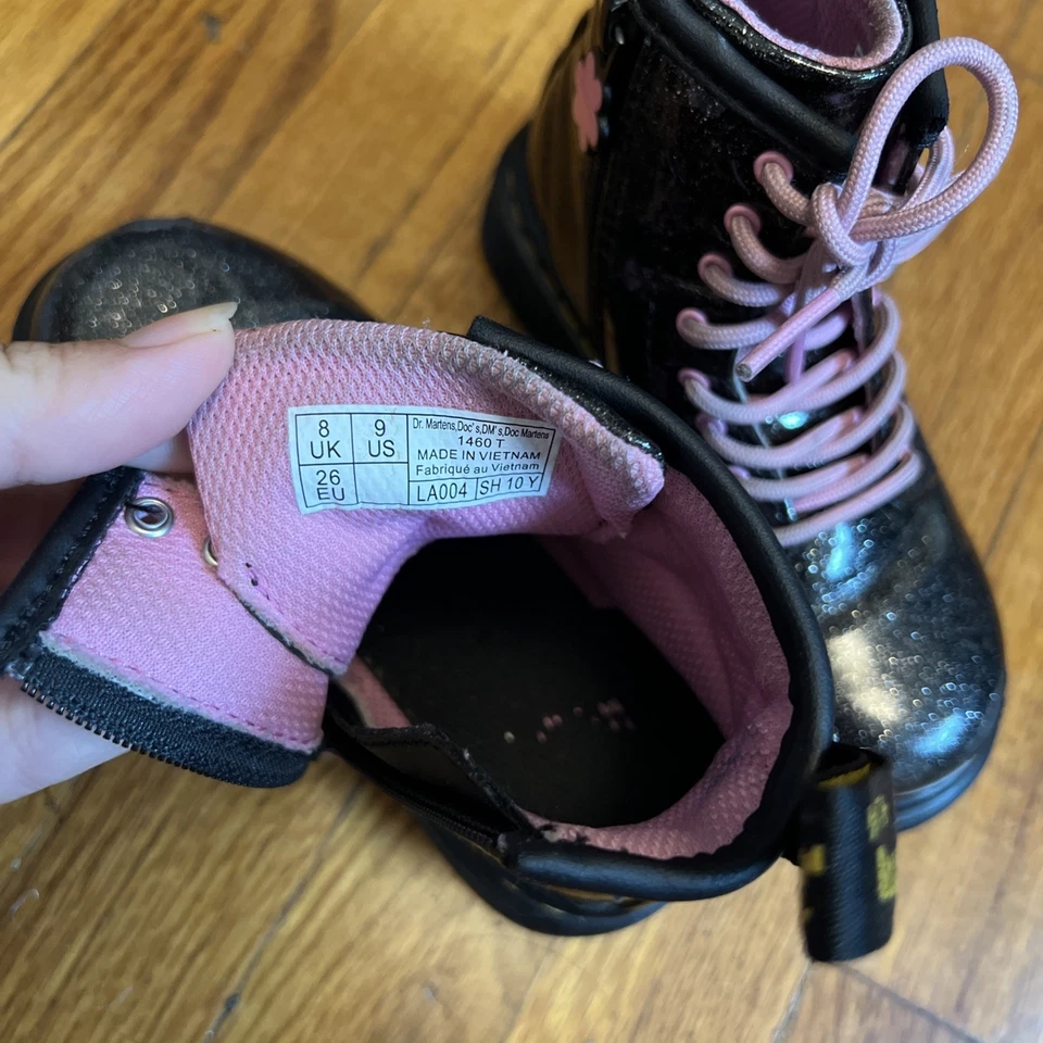 Botas florales Dr. Martens negras rosas para niños pequeños - talla 9 de EE. UU. Foto 4 de 4