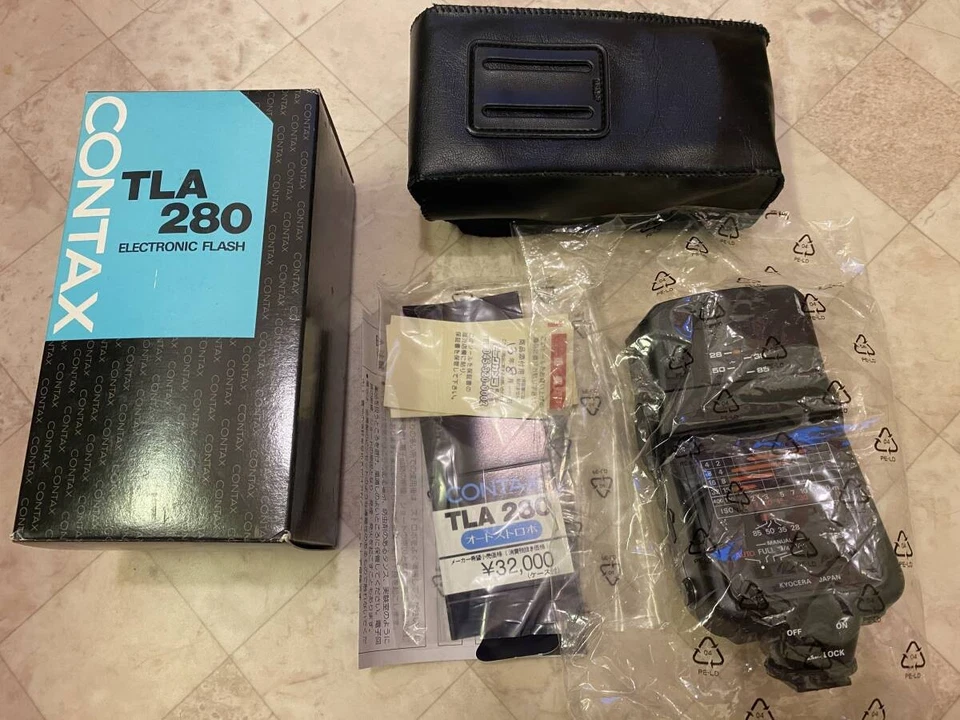 Unused Contax TLA280 Shoe Mount Flash for Contax SLR Camera Electronic Flash  - Image 3 of 4