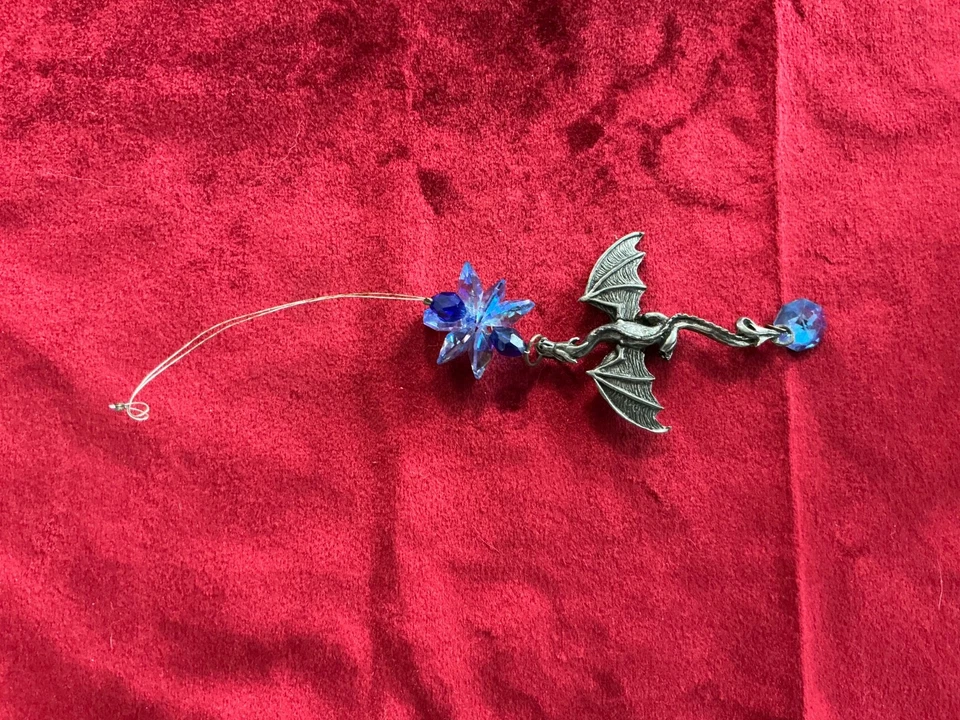 Cabide de espelho retrovisor Silver Dragon com cristais azuis - Imagem 3 de 4