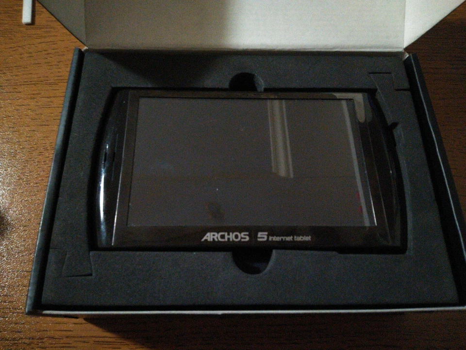 Archos 5 - 8GB Internet Tablet with Android - Black (501307) - Immagine 3 di 4