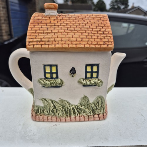 Vintage Collectable Novelty Tea Pot "The White Lion" Pub - Picture 5 of 5
